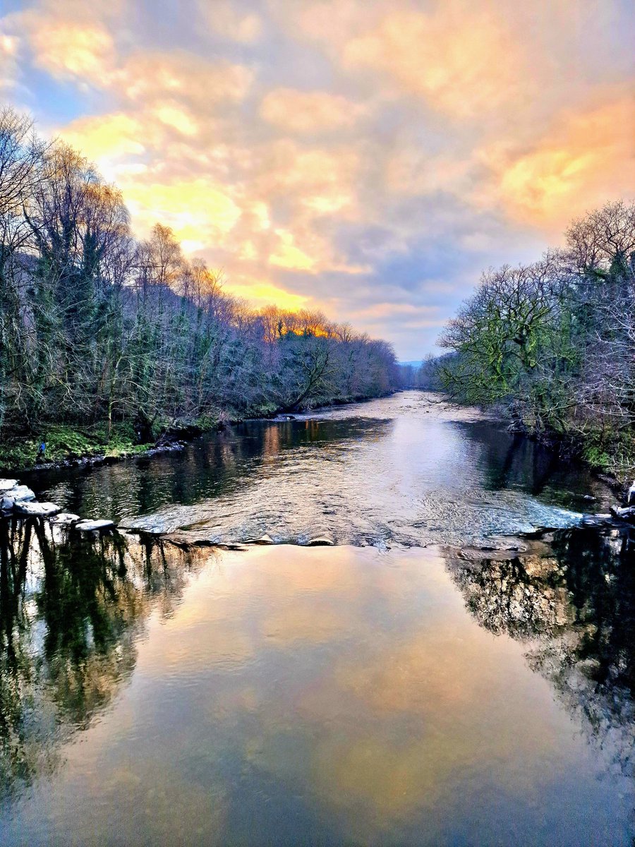 AmyJuneJones's tweet photo. So much beauty in a single frame #winterwellness #wintersky #Wales https://t.co/TjhnIcpCjj
