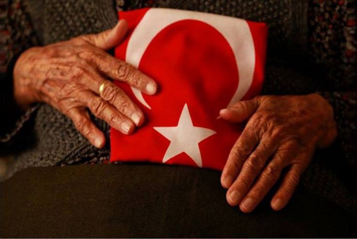 Bir Anne Evladından Bayrak İnmesin Diye Ayrılır Allah'a Sığınır....