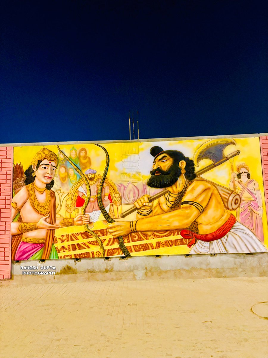 RaqeshGupta's tweet photo. 🚩 अयोध्या धाम के चारों पथ रामपथ, जन्मभूमि पथ, भक्ति पथ के साथ ��र्म पथ जगमगा रहा है। 😍 खास तौर से धर्मपथ पर बने भव्य गेट जो की सात घोड़ों पे सवार सूर्य भगवान एवं सूर्य स्तम्भ और सड़क के बीच में लगे डेकोरेटिव पोल पर जगमगाती दूधिया रोशनी से रामनगरी जगमग होकर अपनी आभा बिखेर रही हैं https://t.co/c90KDTTIeo