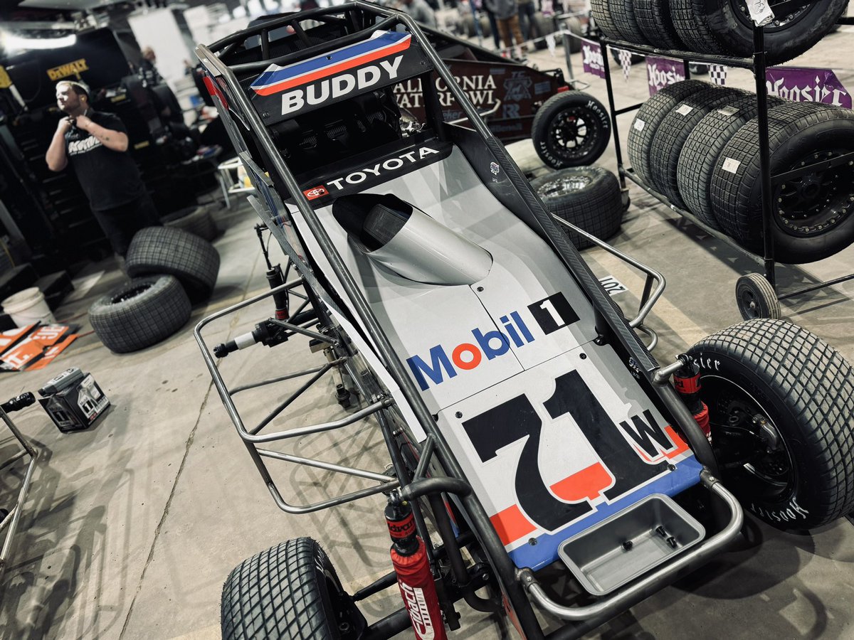 WorldofOutlaws's tweet photo. 🔒𝗟𝗢𝗖𝗞𝗘𝗗 𝗜𝗡🔒

On the same week @MichaelKofoid announced he’s a 2024 Outlaw with @RothMotorsports, he secured a spot in the @CBNationals powered by @NosEnergyDrink Championship Feature with a prelim win!

He’s seeded 4th in today’s Pole Shuffle aboard the @KKM_67 #71W. https://t.co/LFaN0DzhKC