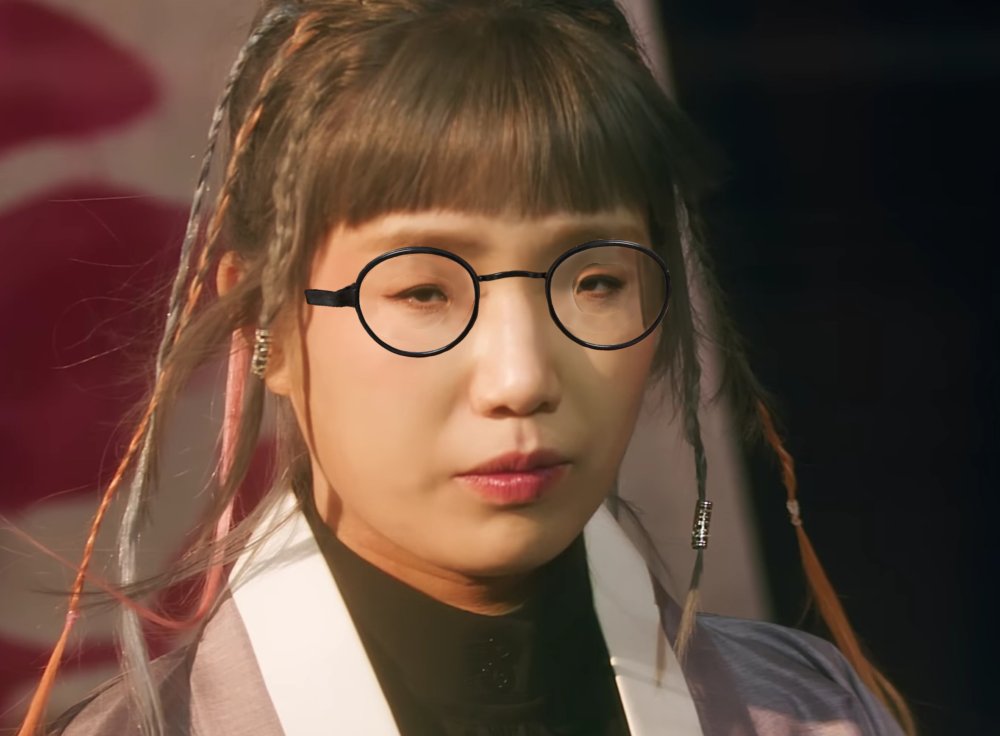 그 안경을 진지한(?)분위기에 씌워보앗는데요