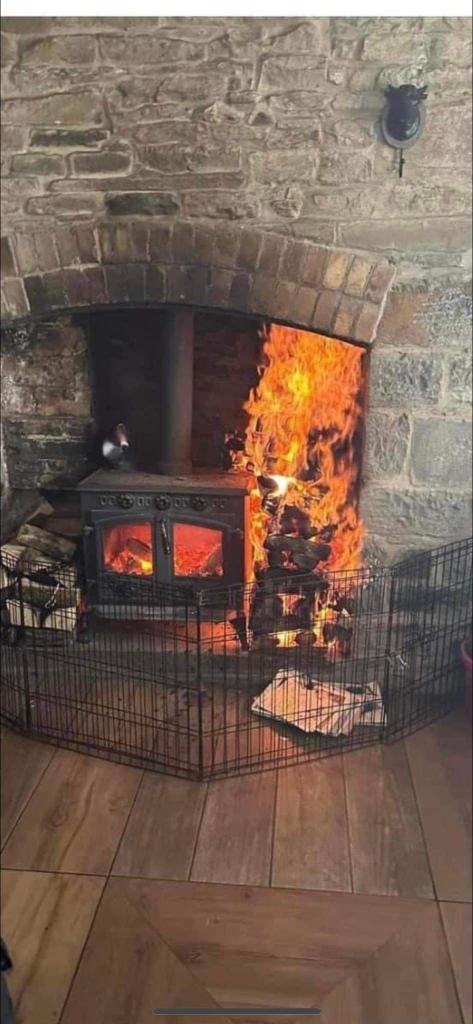 ford_logs's tweet photo. We thought we would share this photo that's doing the rounds at the moment in our network of chimney sweeps and log burner installers.
Don't stack wood around your stove!
π±π₯π₯π #besafe #fordlogs https://t.co/t9lPUcqmdH