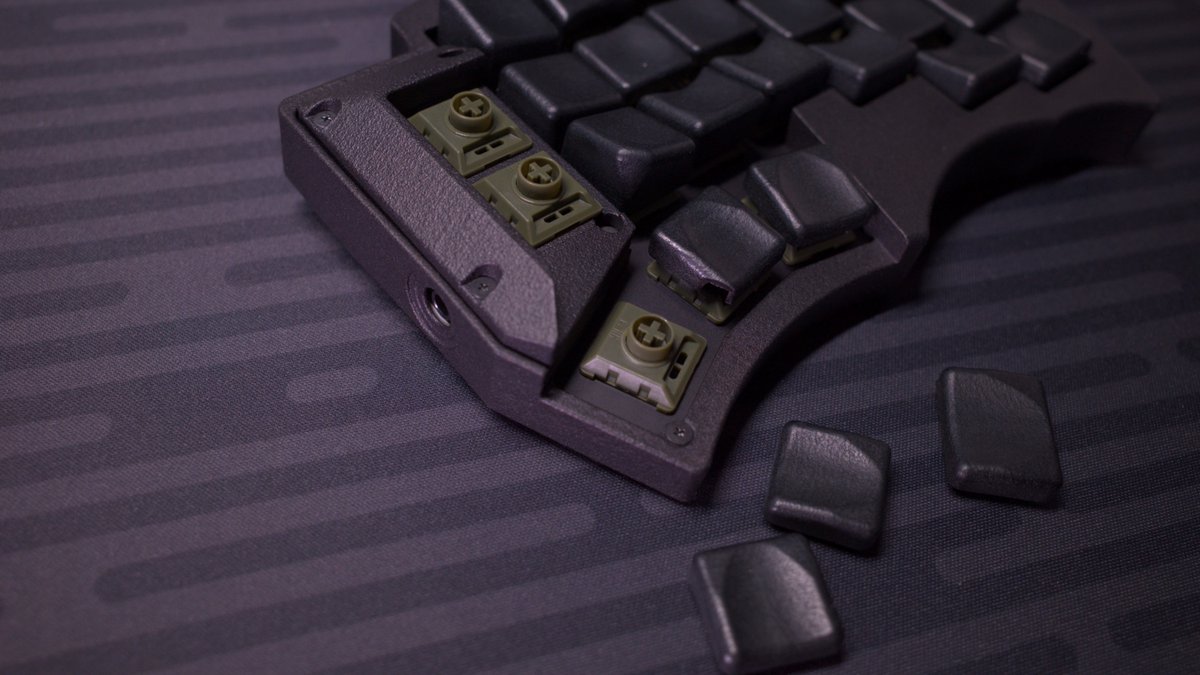 ziku_koma's tweet photo. 拡張部分もGhost化しました~
GLP版も同様にGravity Keycaps MX使用時に気をつけたのは親指用1.25Uキーを使用する場合、隣接する1Uキーはそのままでは少しだけ干渉するので端を斜めにカットして逃がすようにしています
あと、端面は#2000で磨いてルモカラーペン ブラック仕上げ
#wings42 v3 beta https://t.co/xbGfajzgFF