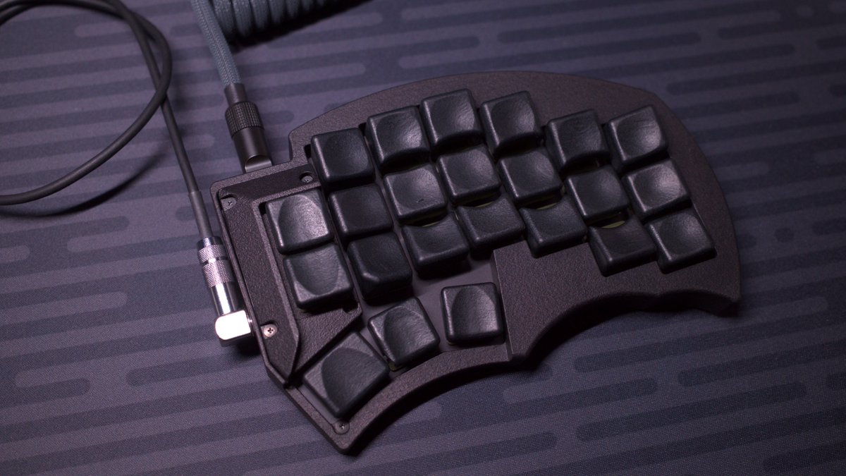 ziku_koma's tweet photo. 拡張部分もGhost化しました~
GLP版も同様にGravity Keycaps MX使用時に気をつけたのは親指用1.25Uキーを使用する場合、隣接する1Uキーはそのままでは少しだけ干渉するので端を斜めにカットして逃がすようにしています
あと、端面は#2000で磨いてルモカラーペン ブラック仕上げ
#wings42 v3 beta https://t.co/xbGfajzgFF