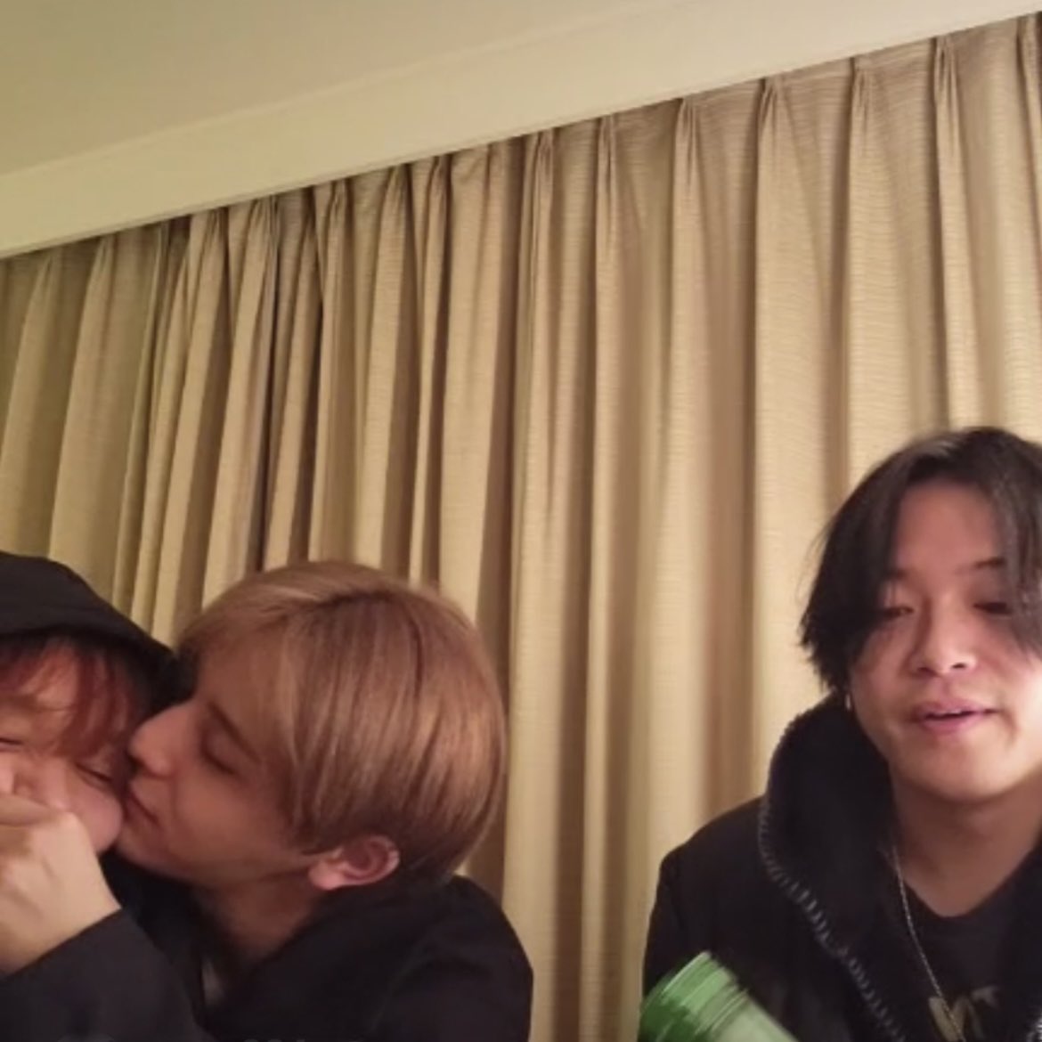 ishiko_justmp's tweet photo. 山田涼介キスシーン4コマ
(ノンフィクション)
 #伊野尾慧 #山田涼介 #髙木雄也 #HeySayJUMP #インスタライブ https://t.co/Jk20M33T5d
