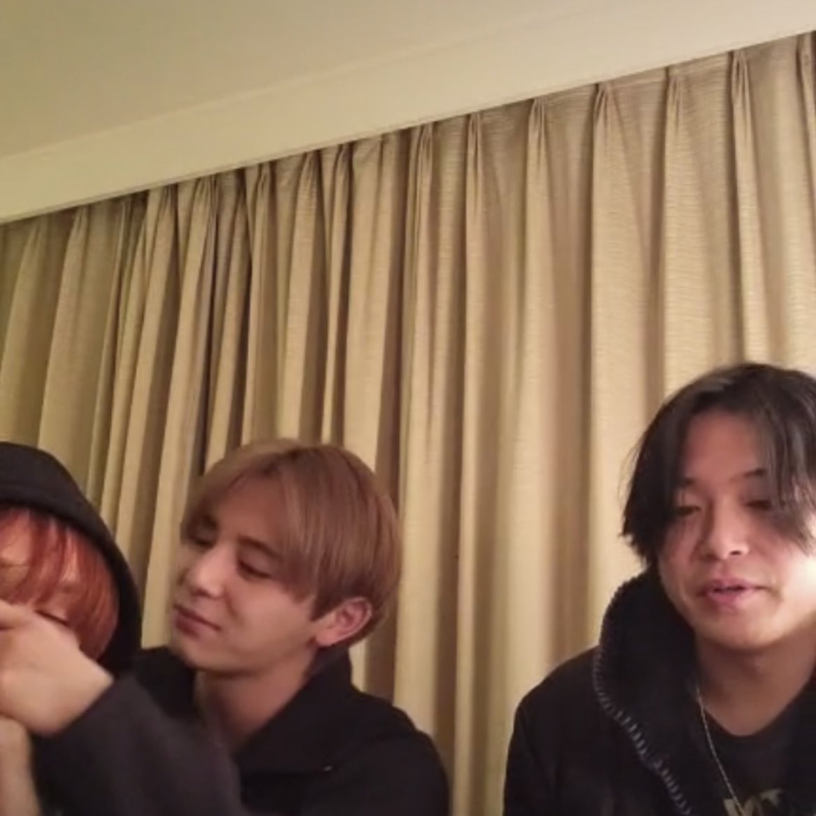 ishiko_justmp's tweet photo. 山田涼介キスシーン4コマ
(ノンフィクション)
 #伊野尾慧 #山田涼介 #髙木雄也 #HeySayJUMP #インスタライブ https://t.co/Jk20M33T5d