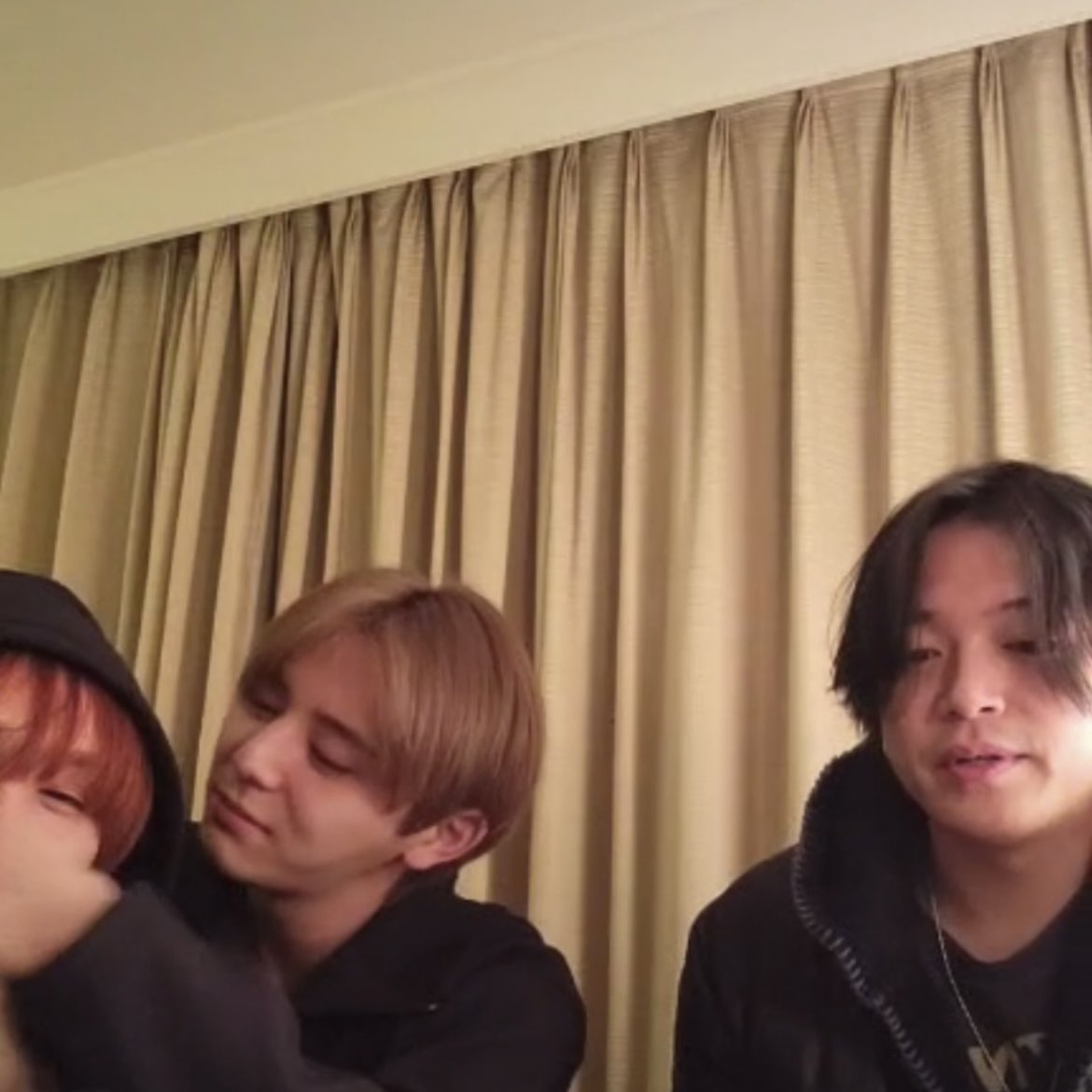 ishiko_justmp's tweet photo. 山田涼介キスシーン4コマ
(ノンフィクション)
 #伊野尾慧 #山田涼介 #髙木雄也 #HeySayJUMP #インスタライブ https://t.co/Jk20M33T5d
