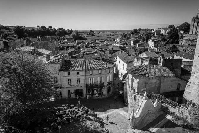 ⠀⠀
Longe da grande e movimentada Paris, viajei para Saint-Émilion para ficar com os meus pais. É sempre maravilhoso estar aqui, o cheiro das uvas que vem da vinícola da minha família, o vilarejo repleto de crianças correndo pra lá e pra cá.. É o ápice da tranquilidade. 
⠀⠀