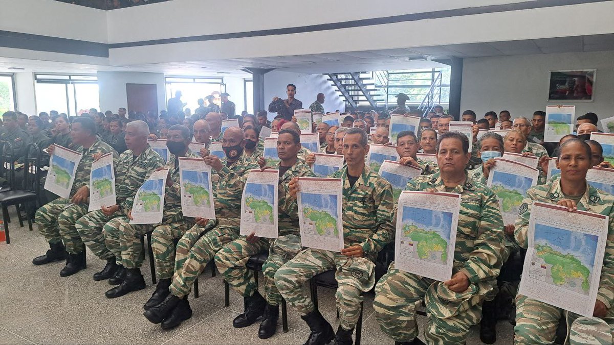 Milicia_ve's tweet photo. #13ENE Al momento el MG. @opermarcano4, Comandante General de la @Milicia_B1 se encuentra en la @AMOTHCH, dictando conferencia sobre los 5 Puntos del Consenso Nacional, la Integridad Territorial y la valentía del Gral. Domingo António Sifontes #ElTerrorDeLosIngleses https://t.co/bseXODpowD