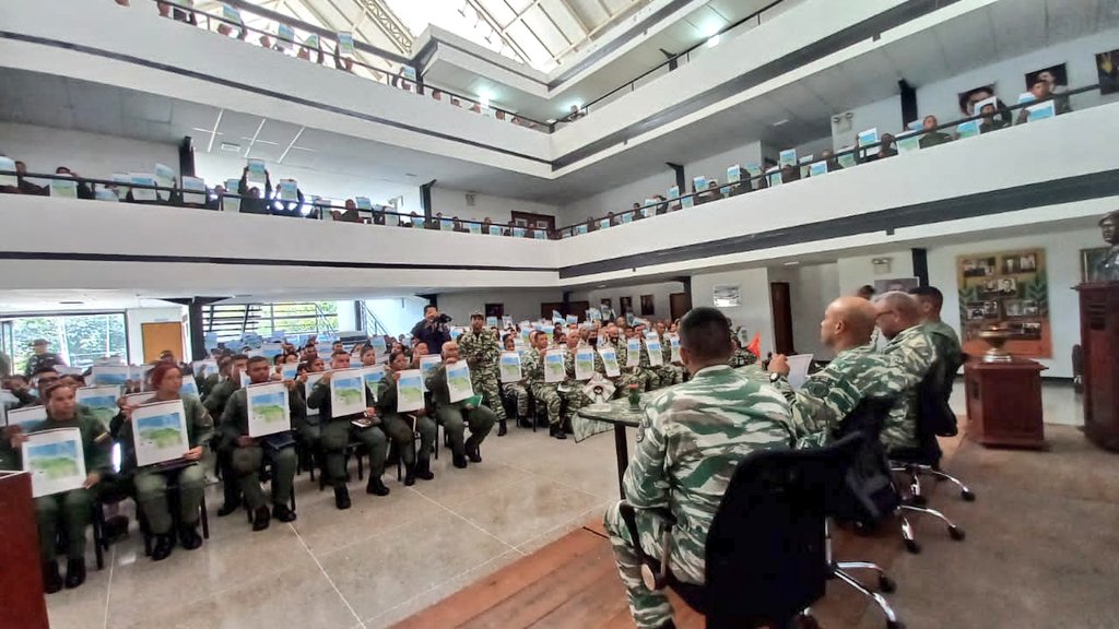 opermarcano4's tweet photo. En la tarde de hoy, sostuve conferencia con los cadetes de la @AMOTHCH, sobre los 5 Puntos del Consenso Nacional, la Integridad Territorial, la defensa justa de nuestra Guayana Esequiba y la gran valentía de nuestro Gral. Domingo António Sifontes #ElTerrorDeLosIngleses. https://t.co/Qt3Pr3B2zs