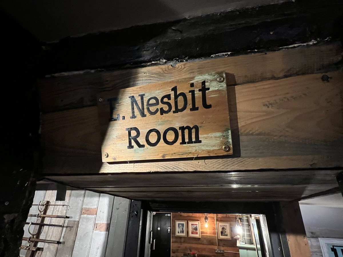 jonathanboakes's tweet image. E.Nesbit room, The Anchor Inn / Boathouse at Yalding. #enesbit #oldpub #quaint With doggy bowl. 🐶