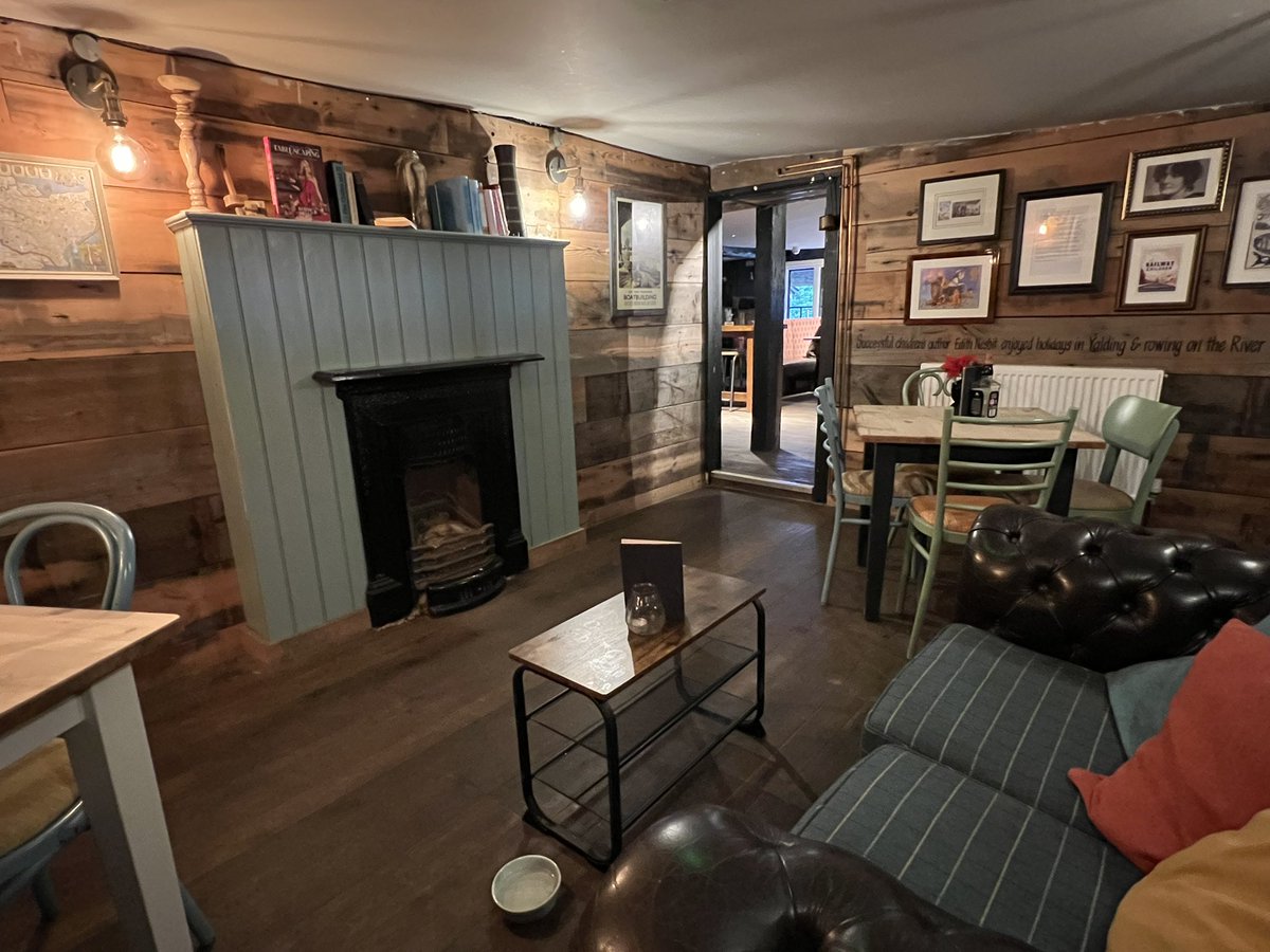 jonathanboakes's tweet image. E.Nesbit room, The Anchor Inn / Boathouse at Yalding. #enesbit #oldpub #quaint With doggy bowl. 🐶