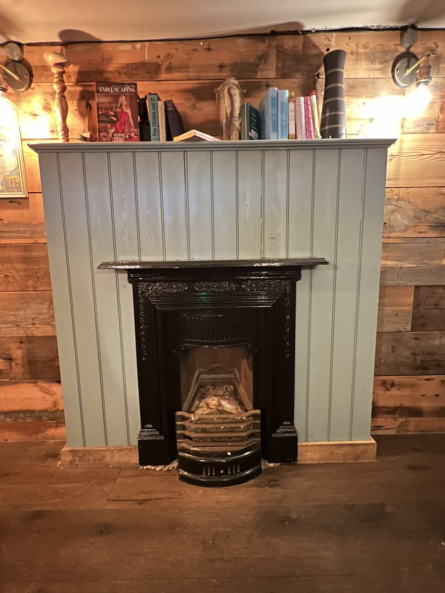 jonathanboakes's tweet image. E.Nesbit room, The Anchor Inn / Boathouse at Yalding. #enesbit #oldpub #quaint With doggy bowl. 🐶