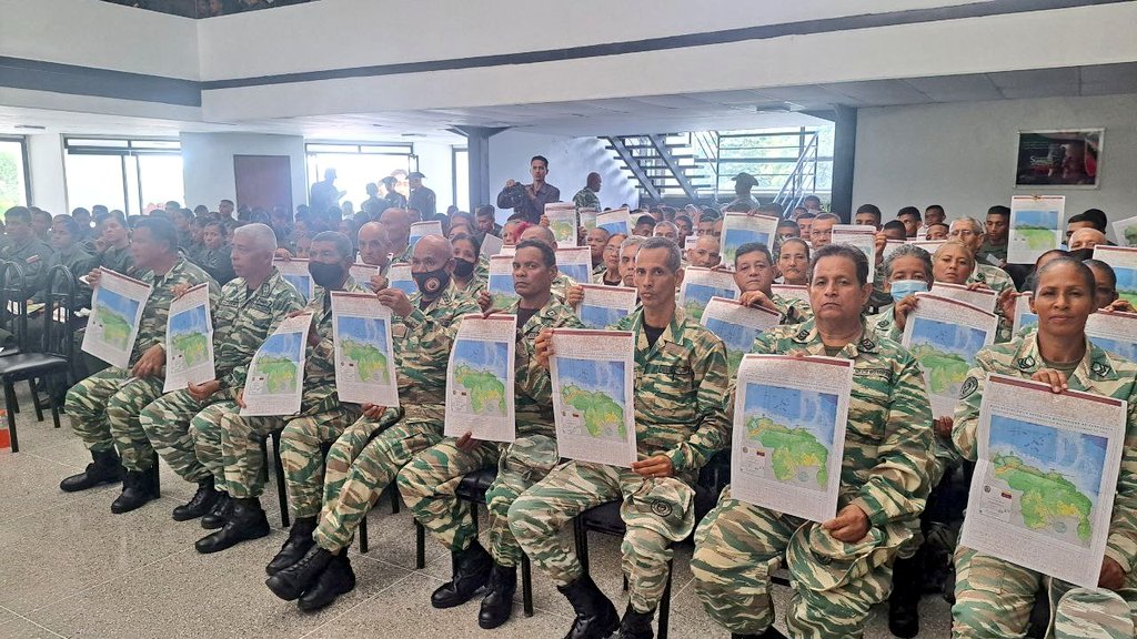opermarcano4's tweet photo. En la tarde de hoy, sostuve conferencia con los cadetes de la @AMOTHCH, sobre los 5 Puntos del Consenso Nacional, la Integridad Territorial, la defensa justa de nuestra Guayana Esequiba y la gran valentía de nuestro Gral. Domingo António Sifontes #ElTerrorDeLosIngleses. https://t.co/Qt3Pr3B2zs