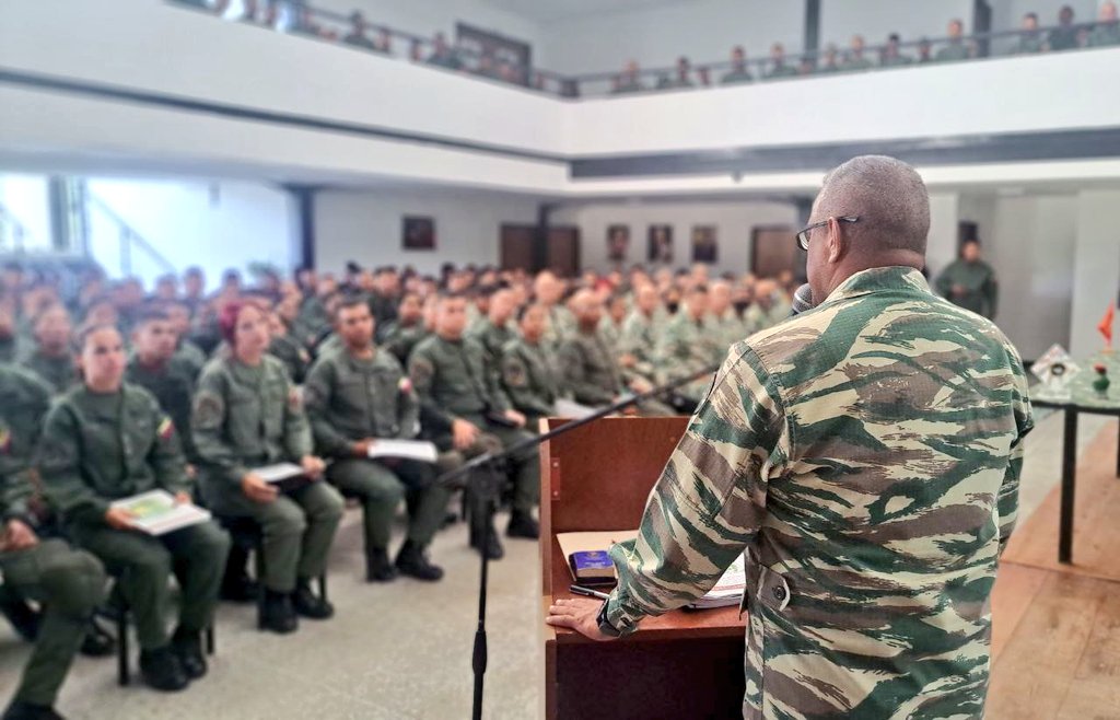 opermarcano4's tweet photo. En la tarde de hoy, sostuve conferencia con los cadetes de la @AMOTHCH, sobre los 5 Puntos del Consenso Nacional, la Integridad Territorial, la defensa justa de nuestra Guayana Esequiba y la gran valentía de nuestro Gral. Domingo António Sifontes #ElTerrorDeLosIngleses. https://t.co/Qt3Pr3B2zs