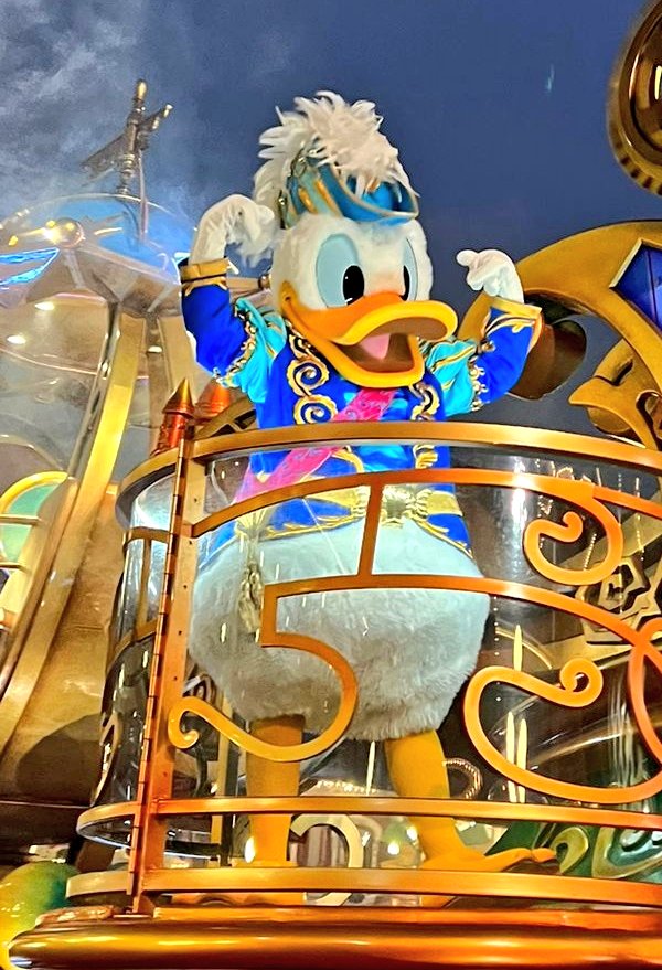 mark__bakker's tweet photo. #starsonparade is back @DisneylandParis what a happy parade! https://t.co/shLHMRO3BI