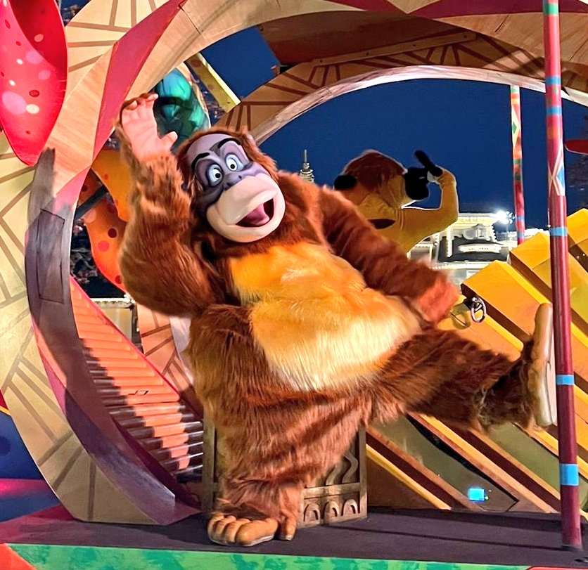 mark__bakker's tweet photo. #starsonparade is back @DisneylandParis what a happy parade! https://t.co/shLHMRO3BI