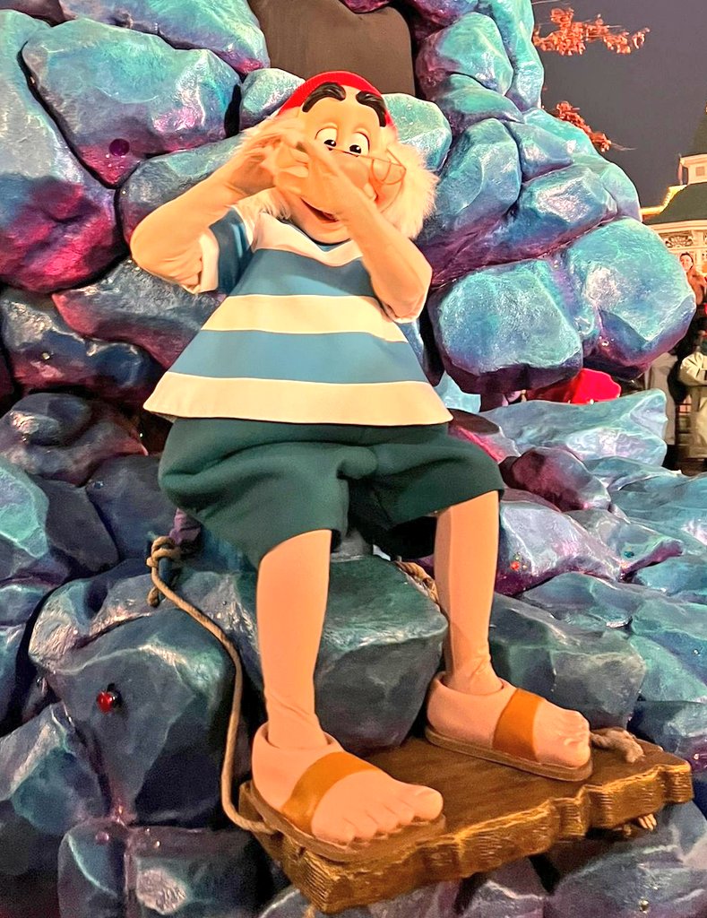 mark__bakker's tweet photo. #starsonparade is back @DisneylandParis what a happy parade! https://t.co/shLHMRO3BI
