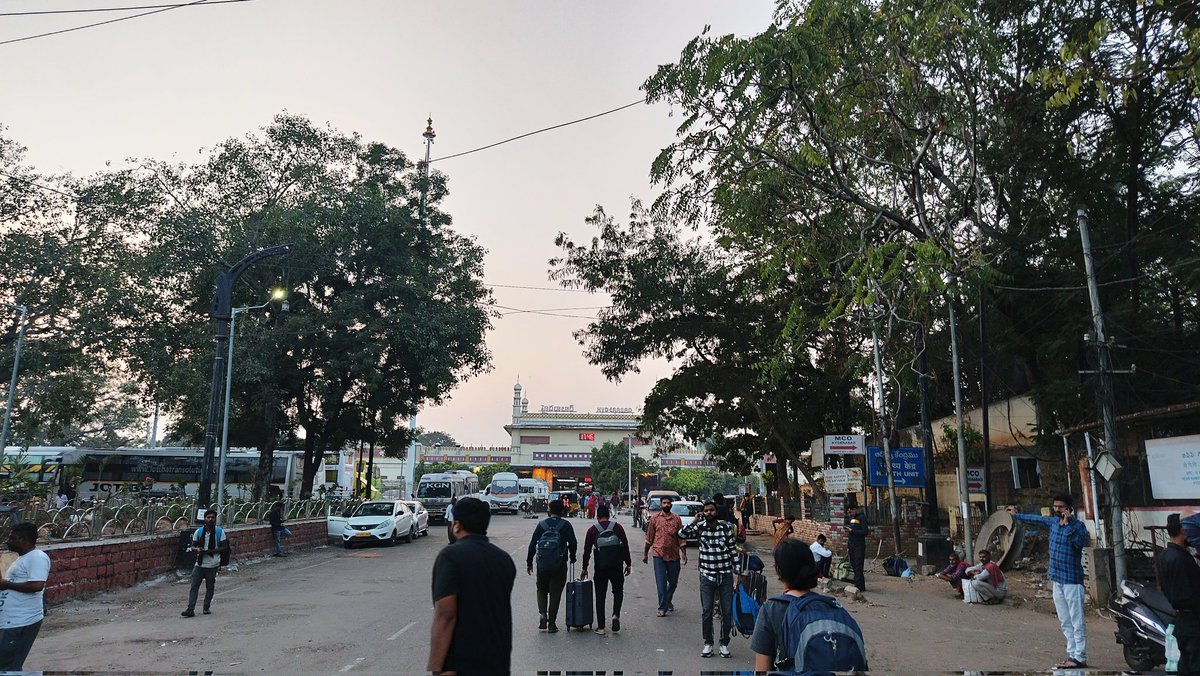 Kratikasinghal7's tweet photo. Rishwat har bar bhrashtachar nhi hota  kbi kbi aadmi ki majboori hoti hai riswat dene k liy, rishwat lene k liy.
Aadmi or Aadmi ki Majboori

#RailwaySafety #railway #winterstorm
#trainlate #traintrip #noticket #bewasi #majboori https://t.co/TfabnoWn9p