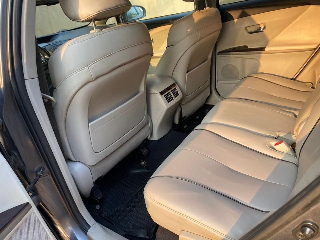 Venza 2012. Untouched engine and gear. Chilling AC. 4 plug engine. Leather interior. N7m Location: Ojodu begger