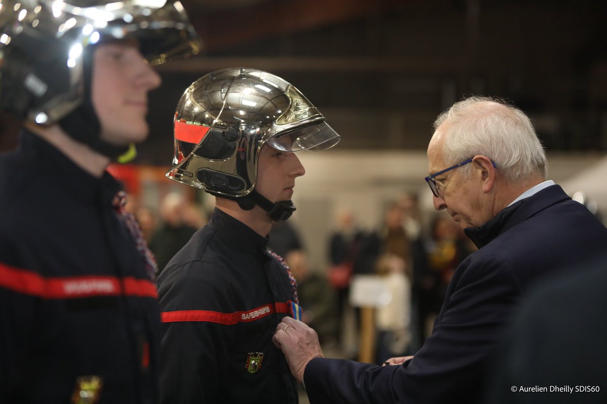 Pompiers60's tweet photo. #Voeux2024 Mise à l'honneur cet après-midi des pompiers de Lamorlaye avec les élus et les autorités au centre de secours. Dix neuf sapeurs-pompiers ont été médaillés et deux ont reçus leurs nouveaux galons. https://t.co/WUMiqxrY1P