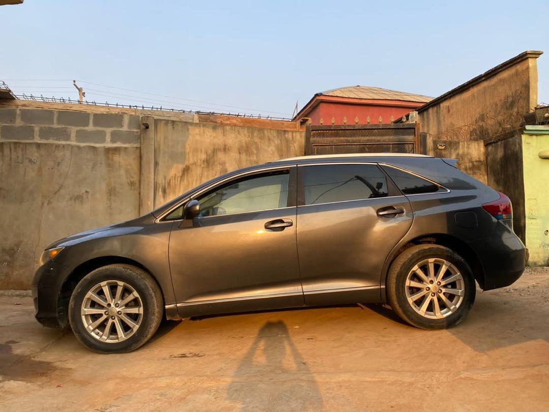 Venza 2012. Untouched engine and gear. Chilling AC. 4 plug engine. Leather interior. N7m Location: Ojodu begger