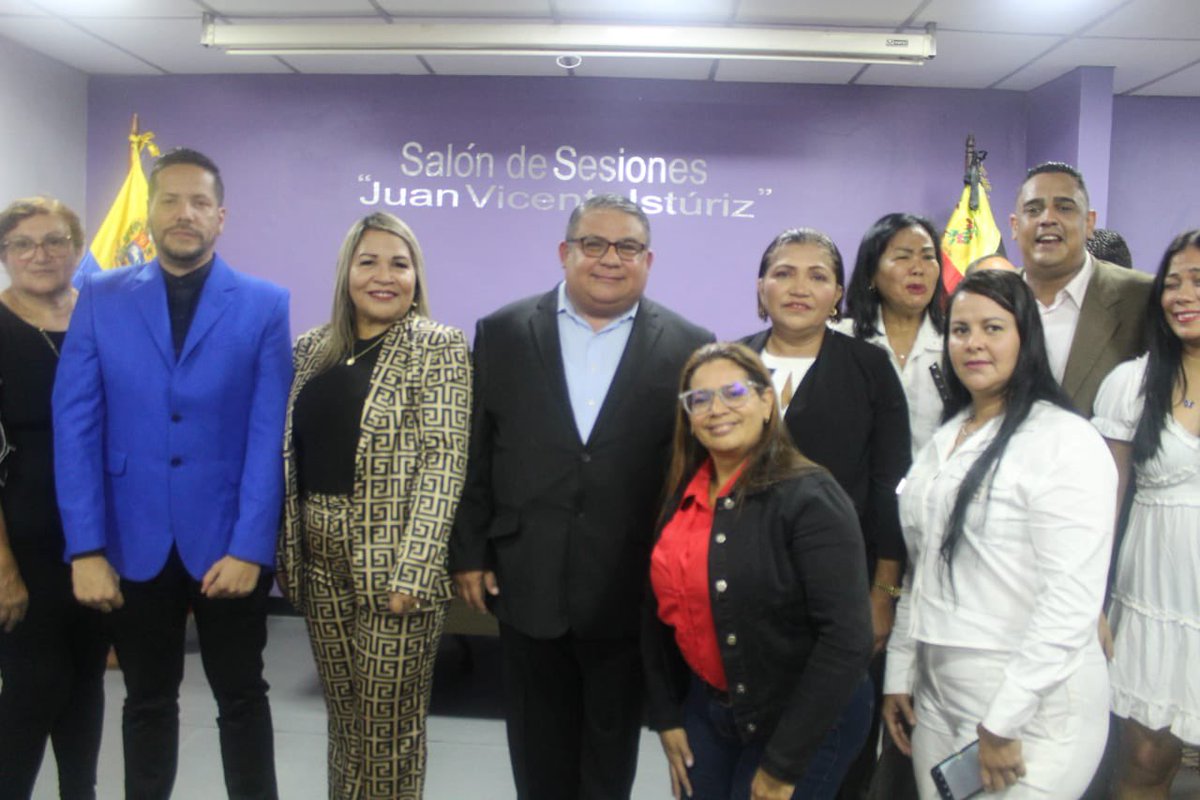 #Guarenas | Juramentada e instalada nueva junta directiva del Concejo Munipal Plaza para el periodo legislativo 2024 #SeguimosLegislandoJuntoAlPueblo #AfirmativosAvanzamos <a href="/HectoRodriguez/">Héctor Rodríguez C.</a> <a href="/NicolasMaduro/">Nicolás Maduro</a> <a href="/PartidoPSUV/">PSUV</a> <a href="/genkerve_psuv/">Genkerve Tovar</a> <a href="/Viviana_PSUV/">Viviana Gutiérrez</a> <a href="/orlandoblancob/">Orlando Blanco</a> <a href="/RodolfoSanzPSUV/">Rodolfo Sanz</a>