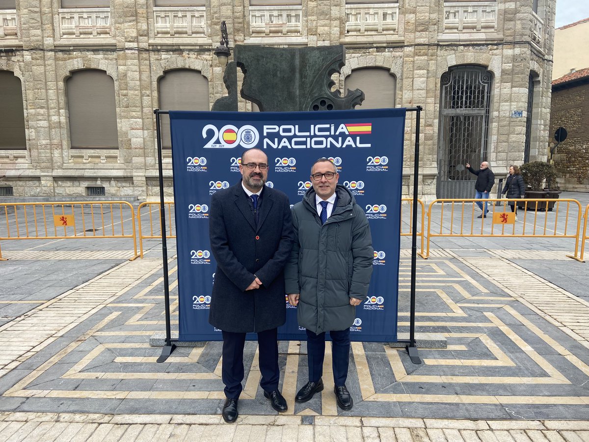 ccortinag's tweet image. La Policía Nacional cumple hoy 200 años. He asistido, junto a @MoralaMarco , al acto que ha tenido lugar en León.
Gracias por la dedicación y por los servicios que prestan a la ciudadanía.
Feliz día para todas las personas que forman parte de @policia .