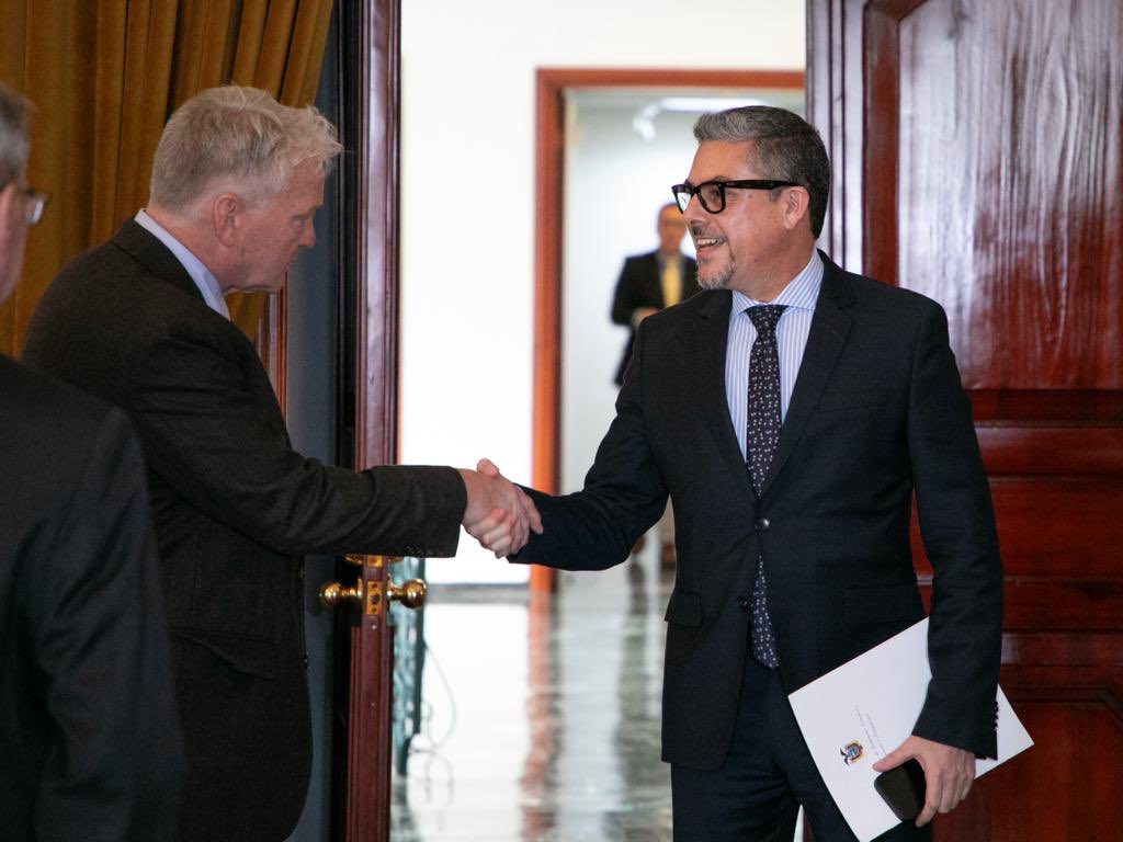 CancilleriaEc's tweet photo. EE.UU. y Ecuador fortalecen su cooperación en seguridad y migración.
El viceministro de Movilidad Humana, Alejandro Dávalos, se reunió con el ministro consejero de @USembassyEC, Lawrence Petroni, para analizar mecanismos de cooperación en favor de nuestros ecuatorianos migrantes. https://t.co/oTk8ytPllu