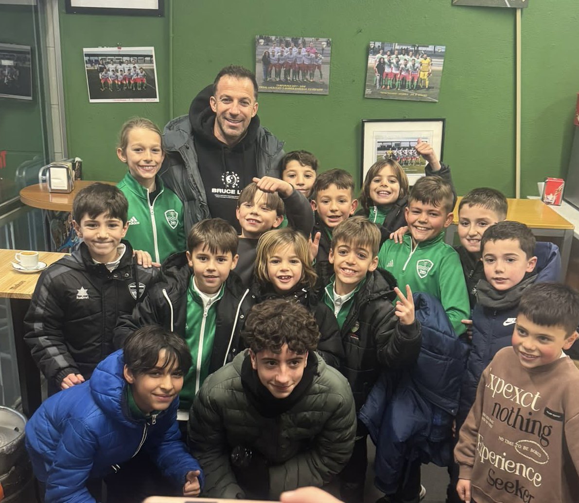 Agradecemos a <a href="/delpieroale/">Alessandro Del Piero</a> la paciencia que ha tenido en el Kiosko de La Canaleja fotografiándose y haciendo felices a los niños de nuestra <a href="/EscuelaTrival/">Escuela TrivalValderas</a>