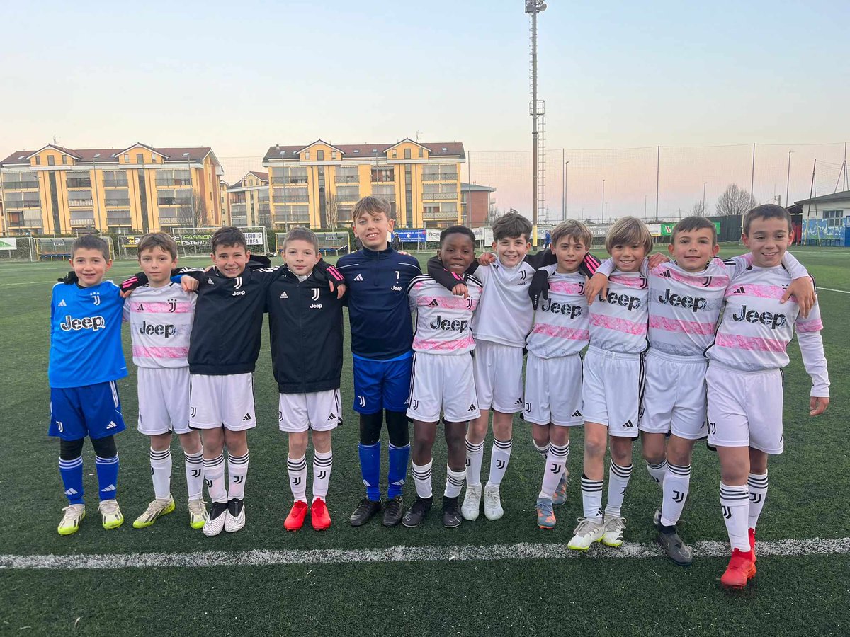 GiovaniBN's tweet photo. 📌 #Juventus, i Pulcini 2014 (#Under10) di Mr. Cara al Memorial Alessandro Gariazzo (categoria U11).
✅ 12-0 🆚 #Settimo | ⚽️⚽️⚽️Preci ⚽️⚽️Tilica ⚽️⚽️Giardina ⚽️⚽️Tientcheu ⚽️Tallone ⚽️Spilla ⚽️Cianci
✖️ 1-1 🆚 #CBS | ⚽️Tientcheu
👊 #ForzaJuve ⚪️⚫️ https://t.co/WqiKTSUiXE https://t.co/4aQxodlNvz