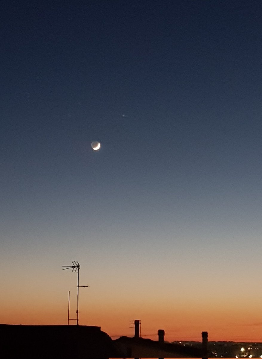 Se ne va, ritorna, a volte piena a volte mezza, come niente fosse, e a ogni ritorno sorrido.

Buonaserata 😍