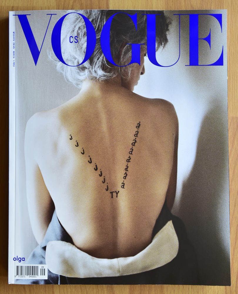altPRAGUEguide's tweet photo. 1 okładka czeskiego Vogue, 2018. Okładka poświęcona Oldze Havlovej. Na plecach modelki Karolíny Kurkovej, wykaligrafowany cytat z Antykodów Havla. Pierwsze zdjęcie w historii magazynu z modelką sfotografowaną od tyłu i w sukience z second handu. fot.Branislav Šimončík #krasa 🇨🇿💙 https://t.co/NxWQxqOzcb