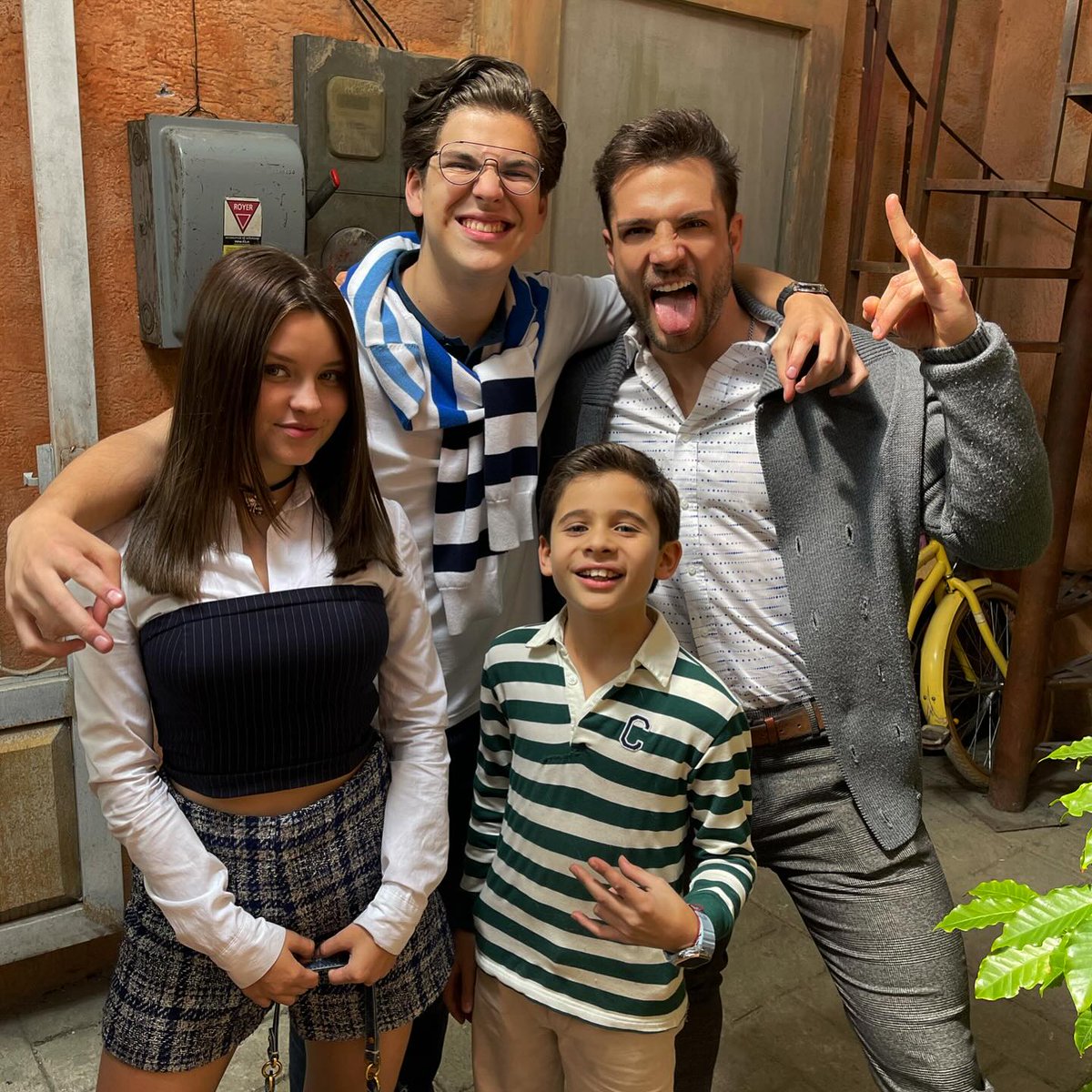 El tío Kenzo y sus sobrinos Gala, Bosco y Eder ❤️

<a href="/NicolaPorcella/">Nicola Porcella</a> @IsabellaTenaN <a href="/JaiMaqueo/">Jaime Maqueo</a>
 #SebastianGuevara #ElAmorNoTieneReceta