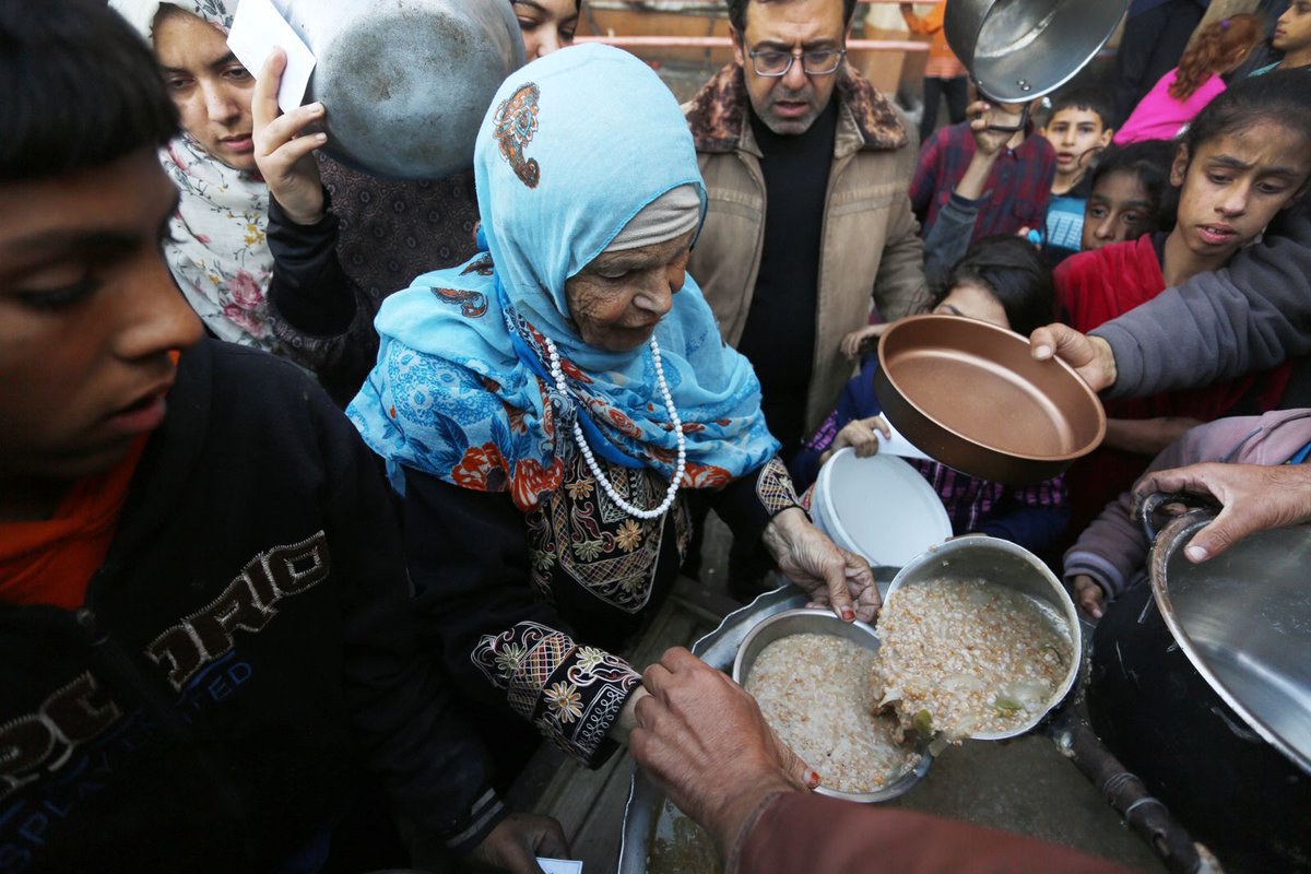 "The crisis in📍#Gaza is a man-made disaster compounded by dehumanizing language and the use of food, water and fuel as instruments of war."

<a href="/UNLazzarini/">Philippe Lazzarini</a>: The Gaza Strip: 100 days of death, destruction and displacement
unrwa.org/newsroom/offic…