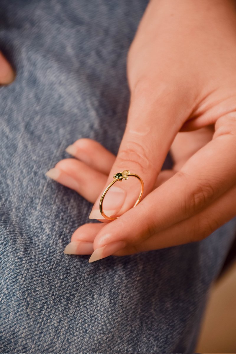 #رشتو
ما می خواستیم جواهری طراحی کنیم که مناسب هدیه دادن باشه ولی به جای اینکه بیایم یه کار بازاری بیاریم، گفتیم می‌خوایم مخاطب هدیه مشخص باشه. یعنی می‌خواستیم بگیم می‌خوایم جواهری بسازیم که مطمئنیم مناسب هدیه دادن به یک دختر با ویژگی‌های خاصه. 

۱/۴