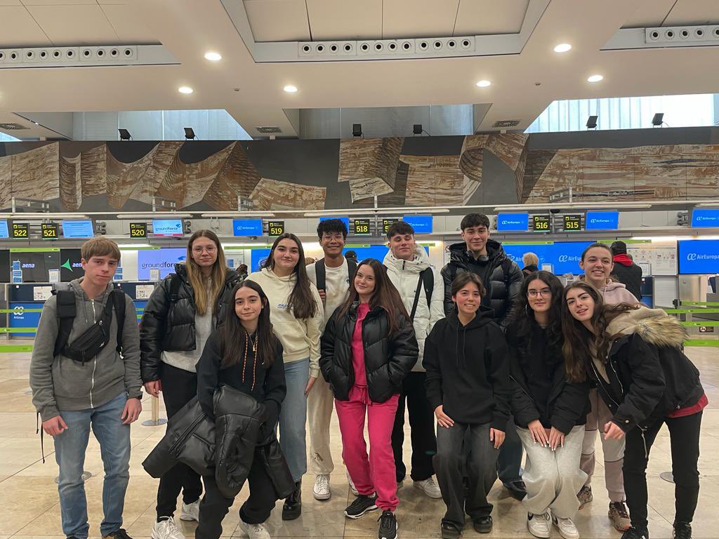 IES_ProfD_Ortiz's tweet photo. Nuestros chicos y chicas de 1° BACHIBAC  empiezan su experiencia en Noisy-le-Grand.Dos semanas de inmersión lingüística en las cercanías de Paris. Mostraban muchas ganas y muchos nervios. PASADLO BIEN!!! https://t.co/mudQk22WH7