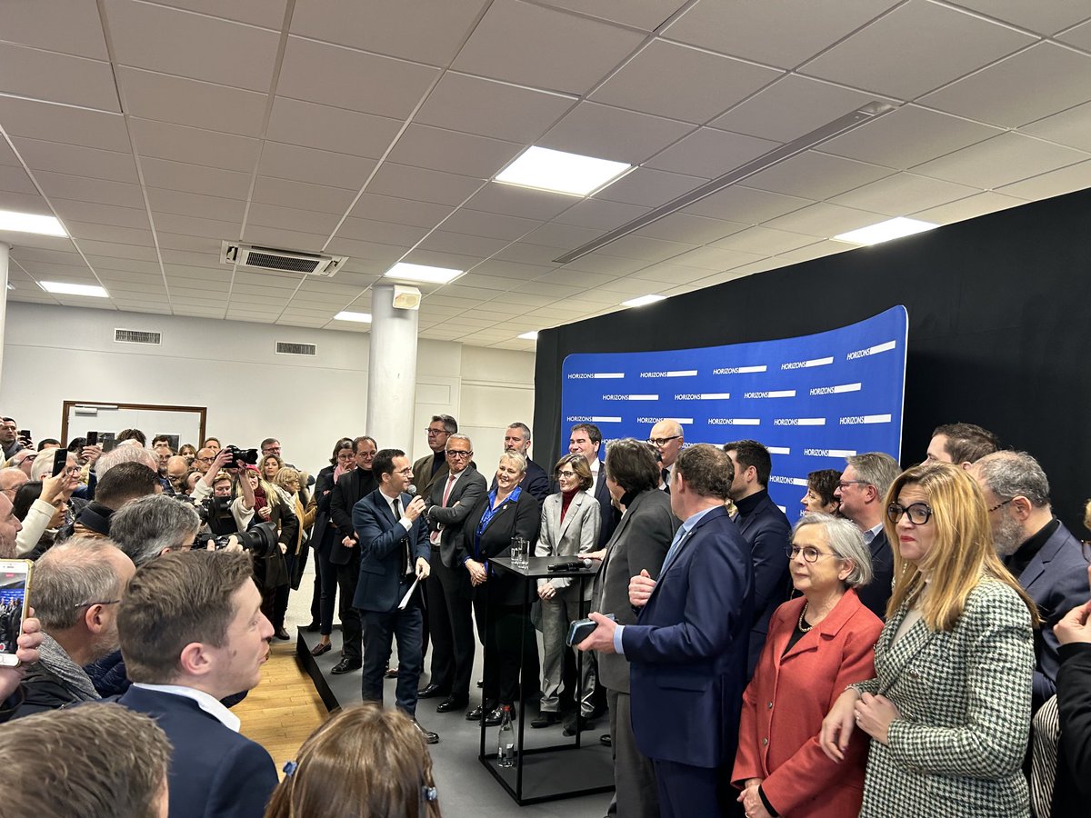 BailRomain's tweet photo. Beau moment pour les vœux ⁦@EPhilippe_LH⁩ ⁦@HorizonsLeParti⁩ depuis Duclair avec ⁦@SebLecornu⁩ ⁦@agnesfirmin⁩ ⁦@jean_delalandre⁩ ⁦@mapoussier⁩ Voir loin pour faire bien… 🌊⚓️🇫🇷 https://t.co/k1sFntwYK6
