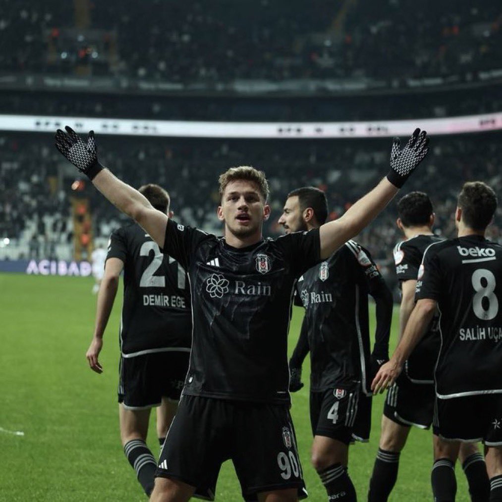 BesiktasOrdusu's tweet photo. Seninle gurur duyuyoruz Beşiktaş’ın çocuğu Semih Kılıçsoy 🦅 https://t.co/IHv5tIGaSo