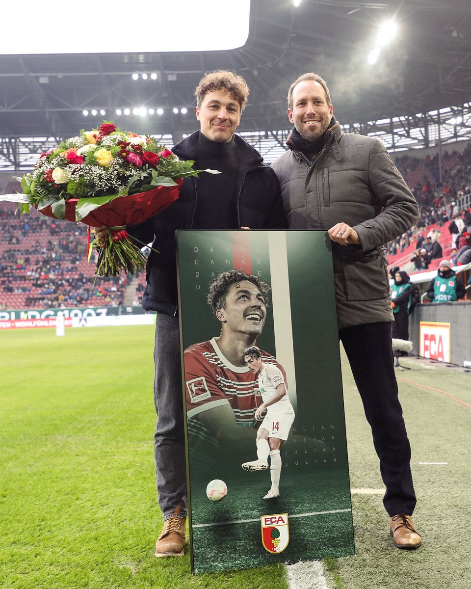 FCAugsburg's tweet photo. Vor dem Spiel wurde Julian #Baumgartlinger in der WWK ARENA verabschiedet. Danke für Deinen Einsatz und alles Gute für die Zukunft, #Baumi! ❤️💚🤍 #FCAB04 https://t.co/TBsDoy79p6