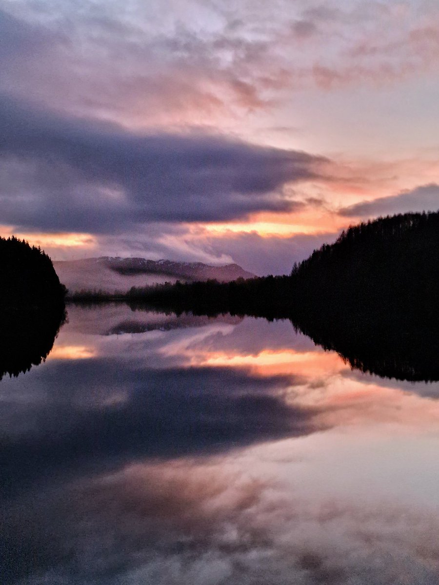 Moments for #reflection .... #spotsoftime at #Dundreggan reservoir this afternoon.... #visitdundreggan #Glenmoriston #Highlands #Scotland @VisitDundreggan @8outof10bats @AbriachanForest @BrentHighlands @CATScotland1 @HI_Voices