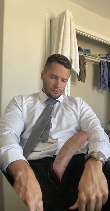 Daddy just got home from work https://t.co/tQXtmcbOyC