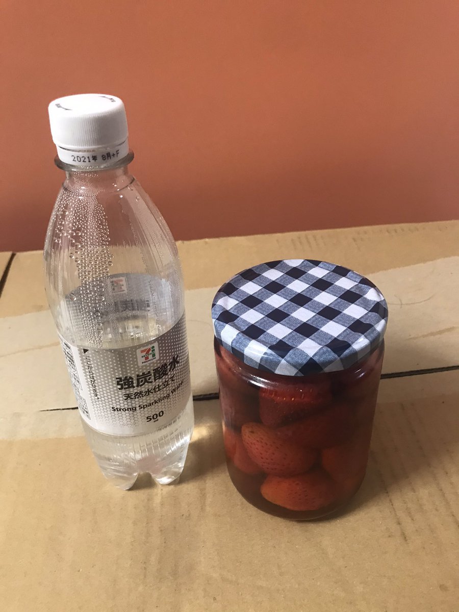 yeskiri's tweet photo. イチゴを瓶に好きなだけ入れたらウイスキーを限界まで入れた後に砂糖を大さじ3杯(お好みでもっと多く)入れて蓋を締め、冷蔵庫に4日〜5日寝かせておくと完成。炭酸水で割って飲めば月までぶっ飛ぶ衝撃を受けるほど美味しいのでぜひお家で作ってみて🍓 https://t.co/6NlbN4TWHE