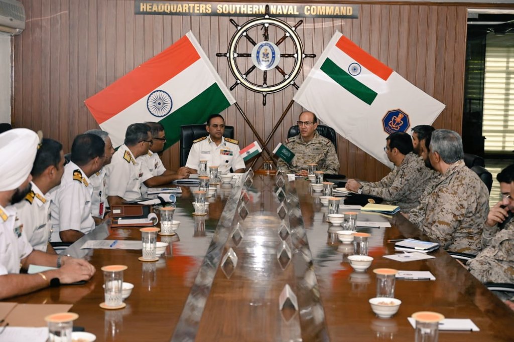 VAdm Fahad Abdullah S Al-Ghofaily #COS,Royal Saudi Naval Force interacted with VAdm V Srinivas #FOCINC #SNC.Both sides explored avenues to bolster #cooperation in #Training & capabilities underscoring shared commitments of 🇮🇳&🇸🇦 in #maritime domain #Bridgesoffriendship @modgovksa