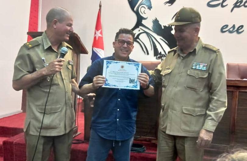 moreiram_jesus's tweet photo. Recibimos el reconocimiento de @cubacivil y @gobpinar por el trabajo desarrollado durante el 2023 en el sistema de medidas de la Defensa Civil en #PinarDelRío. Orgullo y compromiso para la labor que desarrollamos con vistas a proteger las vidas humanas y los recursos económicos. https://t.co/KtQcLp2cNw
