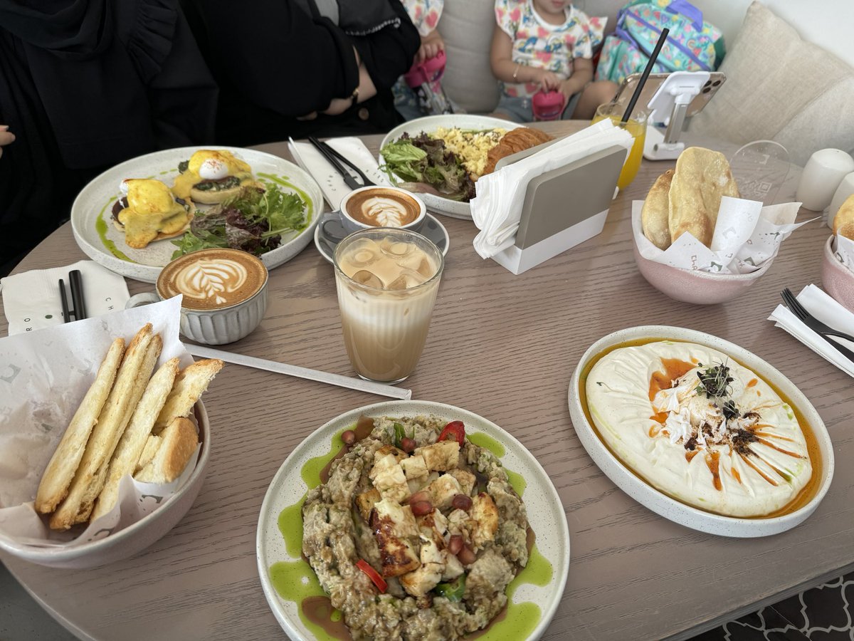 M0rgans_'s tweet photo. فطورنا ف شانت بيسترو طلباتنا بيض تركي بالبنه - حلومي بابا غنوش- بيض بيندكت- المشروبات كابتشنو -ايس سابنيش و فلات وايت #فطور #شانت_بيسترو #breakfast #egg #Coffee #jeddah https://t.co/90STRVsp8J