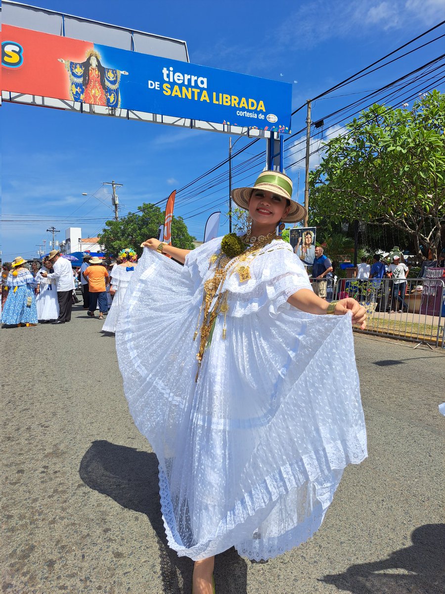 tavoj2828's tweet photo. Así se siente el ambiente en la ciudad de Las Tablas, a pocos minutos de iniciar el desfile de las #MilPollerasTM 🇵🇦 Mujeres hermosas luciendo nuestro traje típico, al igual que elegantes caballeros @Telemetro @TReporta @alopanameno https://t.co/3Cy6EOPCL2