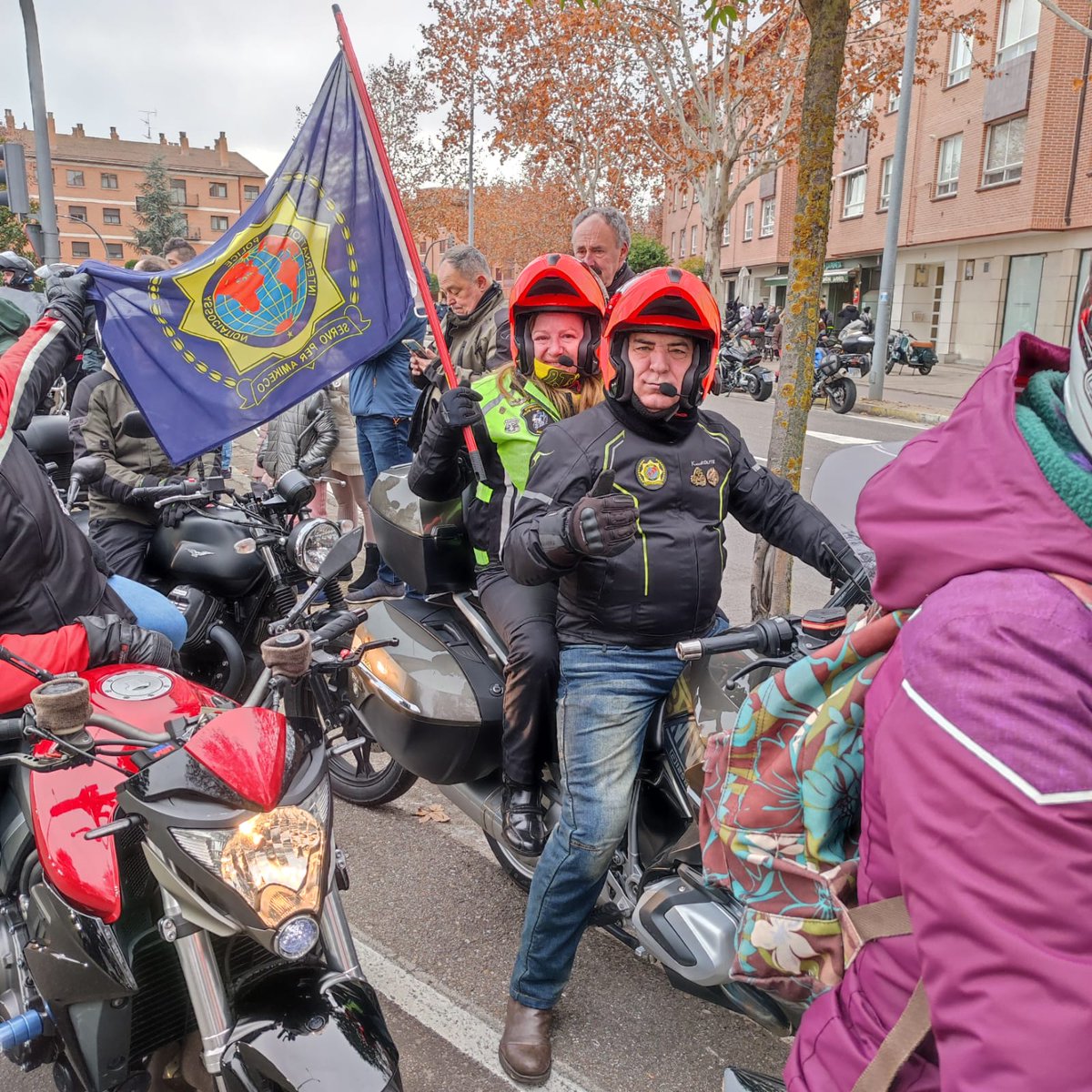 IPA_Valladolid's tweet photo. La Bandera de IPA desfiló una vez más en el Desfile de Banderas de Pingüinos https://t.co/0NLVHzFsAh