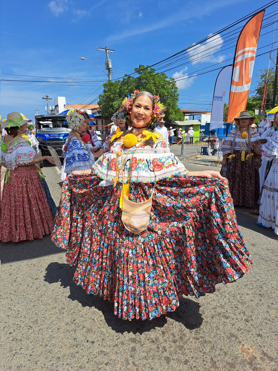 tavoj2828's tweet photo. Así se siente el ambiente en la ciudad de Las Tablas, a pocos minutos de iniciar el desfile de las #MilPollerasTM 🇵🇦 Mujeres hermosas luciendo nuestro traje típico, al igual que elegantes caballeros @Telemetro @TReporta @alopanameno https://t.co/3Cy6EOPCL2