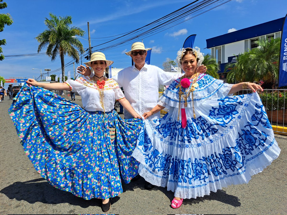 tavoj2828's tweet photo. Así se siente el ambiente en la ciudad de Las Tablas, a pocos minutos de iniciar el desfile de las #MilPollerasTM 🇵🇦 Mujeres hermosas luciendo nuestro traje típico, al igual que elegantes caballeros @Telemetro @TReporta @alopanameno https://t.co/3Cy6EOPCL2